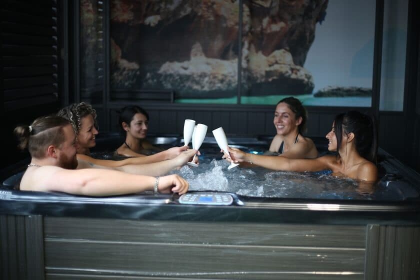 Comment choisir son jacuzzi spa d'extérieur ? spa fête amis