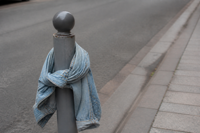 Borne metal grise vetements rue urbaine jour