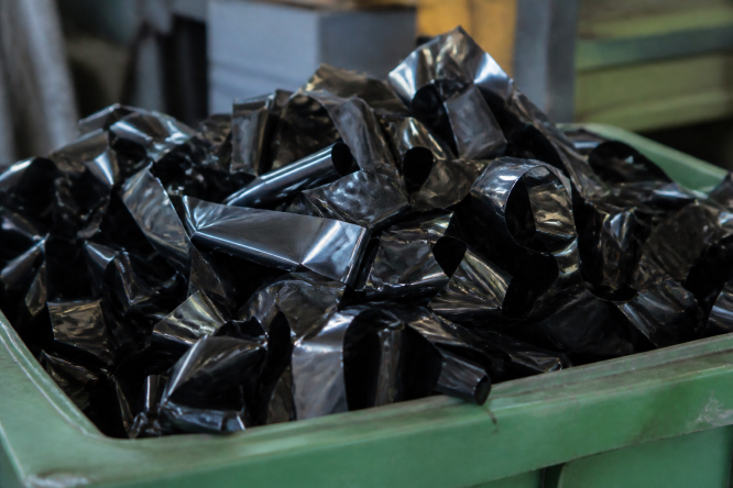 Films noirs brillants metalliques empiles bac collecte