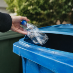 Où jeter vos vêtements usés : tous les points de collecte et solutions Habit dechire glisse dans bac recyclage bleu