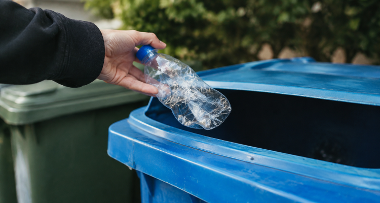 Habit dechire glisse dans bac recyclage bleu